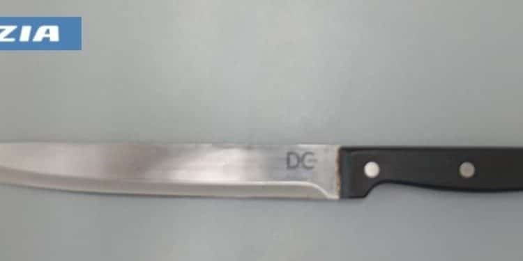 Ubriaco aggredisce i poliziotti con un coltello: arrestato 37enne a Taranto