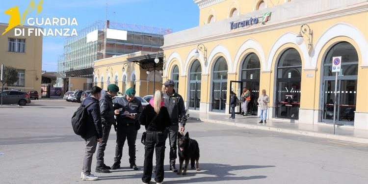 Taranto, operazione antidroga della Guardia di Finanza: 13 segnalati e droga sequestrata