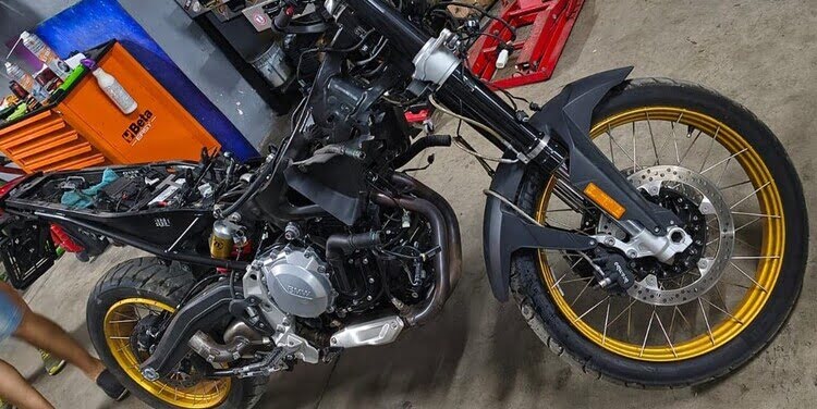 Moto rubata ritrovata in un’officina abusiva: padre e figlio denunciati per ricettazione