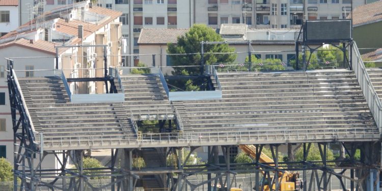 Addio al Vecchio Tabellone: Smontato lo Storico Display dello Stadio Iacovone