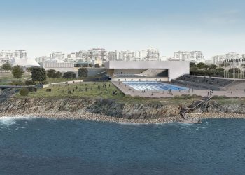 Taranto, lo stadio del nuoto che si affaccia sul mare e sulla memoria