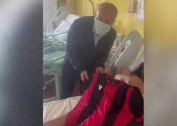 Taranto, la prima maglia rossoblù alla piccola Iris: il gesto del presidente Ladisa all’ospedale Santissima Annunziata