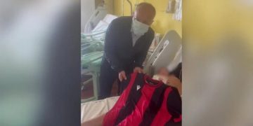 Taranto, la prima maglia rossoblù alla piccola Iris: il gesto del presidente Ladisa all’ospedale Santissima Annunziata