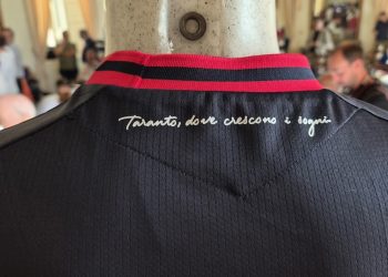 Taranto Calcio svela la nuova maglia: tradizione, orgoglio e un tocco di Mediterraneo