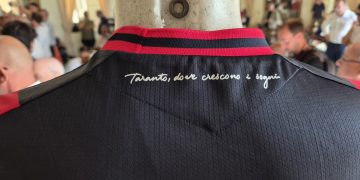 Taranto Calcio svela la nuova maglia: tradizione, orgoglio e un tocco di Mediterraneo