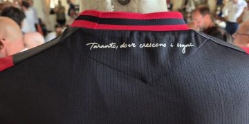 Taranto Calcio svela la nuova maglia: tradizione, orgoglio e un tocco di Mediterraneo