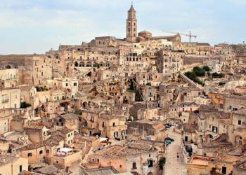 Euro 2032, Matera sogna al posto di Milano: il progetto per lo Stadio dei Sassi
