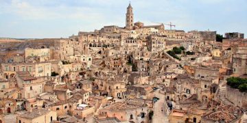 Euro 2032, Matera sogna al posto di Milano: il progetto per lo Stadio dei Sassi