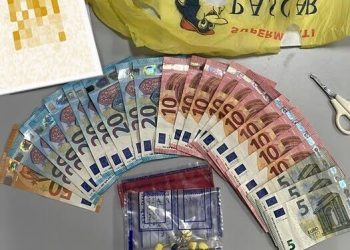 Taranto, arrestata donna per spaccio: sequestrati cocaina, contanti e materiale per il confezionamento