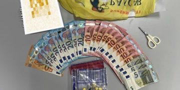 Taranto, arrestata donna per spaccio: sequestrati cocaina, contanti e materiale per il confezionamento