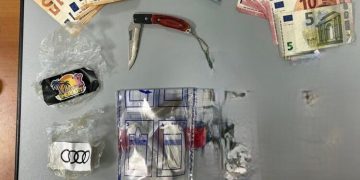 Spaccio in pieno centro: arrestato un 70enne, denunciato un complice di 58 anni