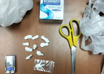 Spaccio nei cortili di via Crispi: arrestato un 45enne dai Falchi della Polizia di Stato