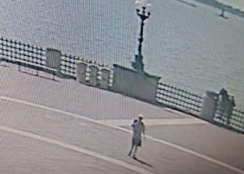 Vuole lanciarsi nel vuoto: salvato dalla Polizia di Stato