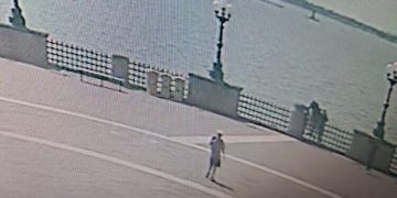 Vuole lanciarsi nel vuoto: salvato dalla Polizia di Stato