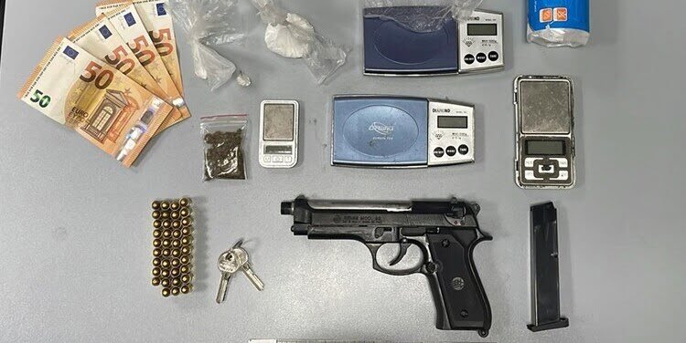 Nascondeva in una casa abbandonata pistola, munizioni e cocaina: arrestato 18enne tarantino