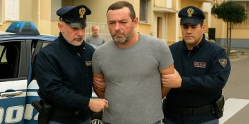 Grottaglie: armato di coltelli tenta di aggredire il padre e i poliziotti, arrestato