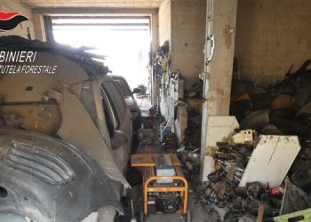 Manduria: scoperta maxi-discarica abusiva con auto e rifiuti pericolosi, denunciati tre cittadini