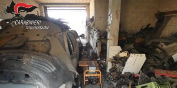 Manduria: scoperta maxi-discarica abusiva con auto e rifiuti pericolosi, denunciati tre cittadini