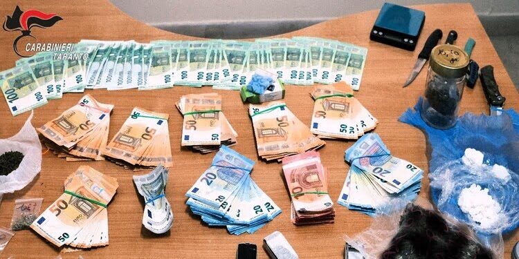 Manduria, arrestato 24enne ai domiciliari: in casa oltre 200 grammi di droga e 15mila euro in contanti