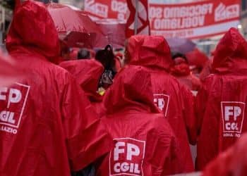 Taranto, sit-in dei lavoratori dell’igiene urbana: “Contratto nazionale subito”