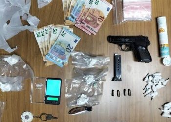Cocaina e pistola nascosta nel vano contatori: arrestato 44enne a Taranto