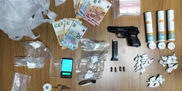 Cocaina e pistola nascosta nel vano contatori: arrestato 44enne a Taranto