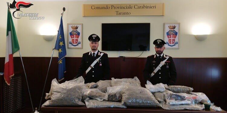 Maxi-sequestro di droga nel Tarantino: 25 chili tra marijuana, hashish e cocaina scoperti in un locale