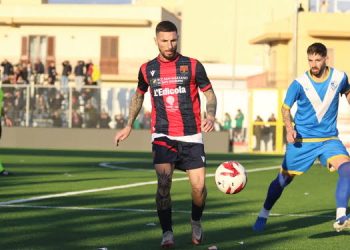 Tre punti sofferti, ma pesantissimi: i rossoblù restano in scia del primato. Le Pagelle