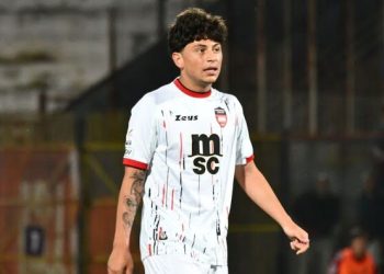 Accoltellato il giovane calciatore Bruno Petrone: ricoverato in gravi condizioni dopo un’aggressione a Napoli