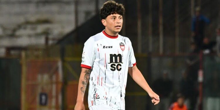 Accoltellato il giovane calciatore Bruno Petrone: ricoverato in gravi condizioni dopo un’aggressione a Napoli
