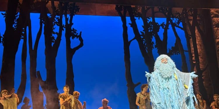 Enrico Brignano conquista Trieste con “I 7 Re di Roma”: ironia, musica e travestimenti in una celebrazione del mito e della città eterna