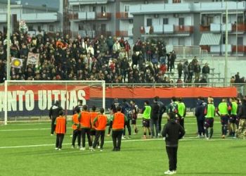 Taranto, confronto tra giocatori e tifosi nel dopogara