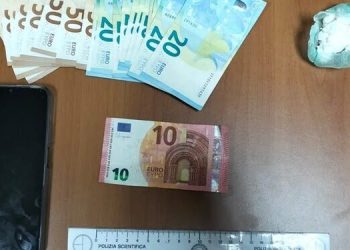 Scambio sospetto in piazza Medaglie d’Oro: cocaina e contanti, due arresti della Polizia di Stato