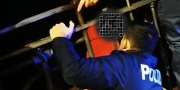 Tenta di lanciarsi nel vuoto: 35enne salvato in extremis dalla Polizia