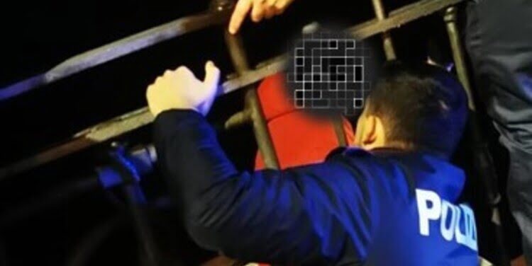 Tenta di lanciarsi nel vuoto: 35enne salvato in extremis dalla Polizia