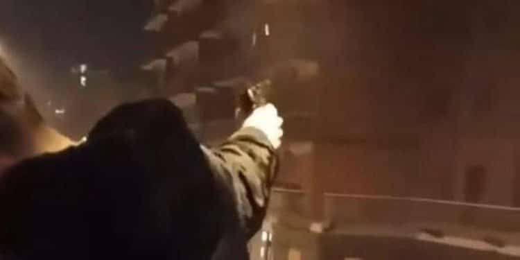 Capodanno pericoloso a Taranto: minorenne spara colpi a salve dal balcone