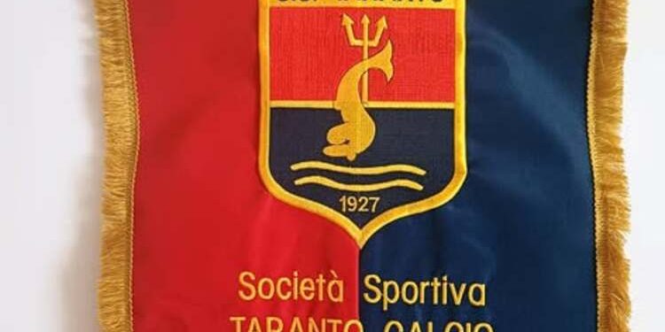 SS Taranto Calcio, un simbolo in campo nella finale di andata di Coppa Italia Eccellenza