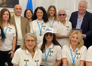 Taranto celebra le campionesse della LNI: la squadra femminile di canottaggio sedile fisso premiata in Comune
