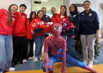 L’Atletico Città di Taranto C5 femminile in visita al reparto pediatrico del SS. Annunziata