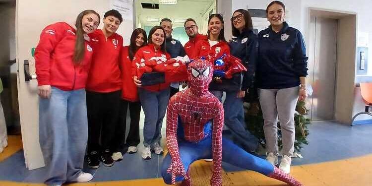 L’Atletico Città di Taranto C5 femminile in visita al reparto pediatrico del SS. Annunziata