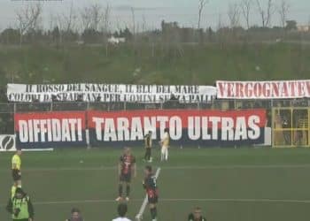 Taranto, striscioni di protesta prima della gara di campionato a Ugento