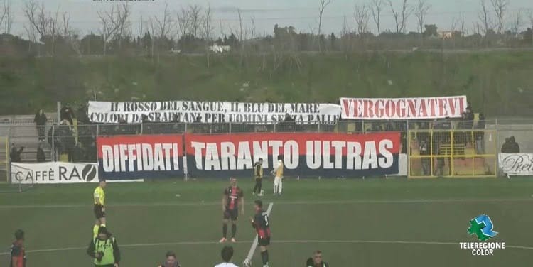 Taranto, striscioni di protesta prima della gara di campionato a Ugento