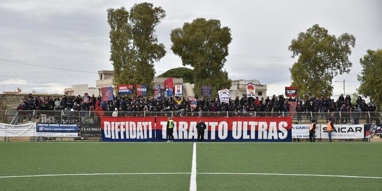 Taranto bloccato in casa, esplode la rabbia dei tifosi