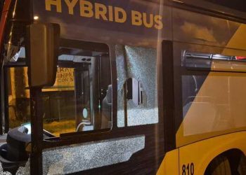 Taranto, sassi contro un autobus della linea 15: sindacati in allarme sulla sicurezza