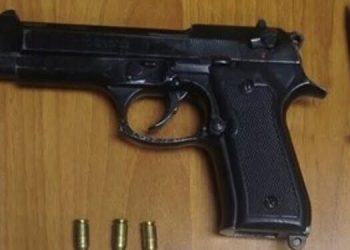 Taranto, 20enne arrestato dopo aver lanciato una pistola e un coltello dalla finestra