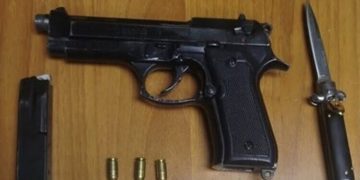 Taranto, 20enne arrestato dopo aver lanciato una pistola e un coltello dalla finestra