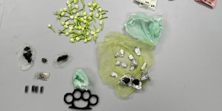 Baby spacciatore fermato con 100 dosi di cocaina nel giubbotto: arrestato 17enne