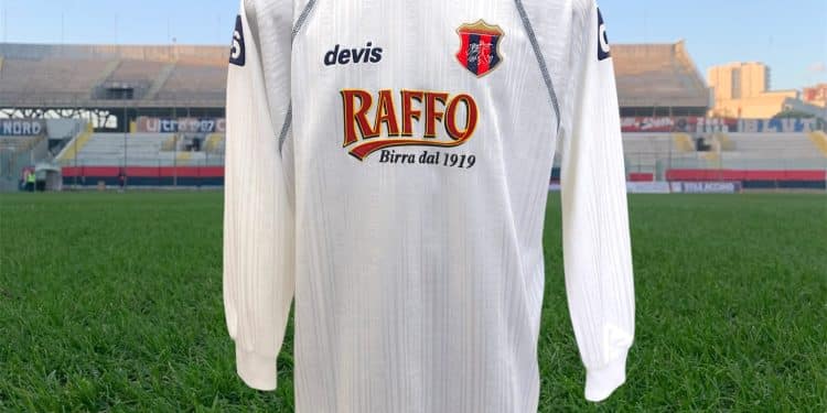 Vincenzo De Liguori, la grinta del Taranto in una rara matchworn del 2002/2003