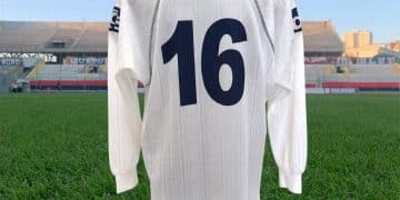 Vincenzo De Liguori, la grinta del Taranto in una rara matchworn del 2002/2003
