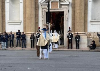 Taranto, la fede che cammina: il racconto intenso di una Settimana Santa vissuta da dentro